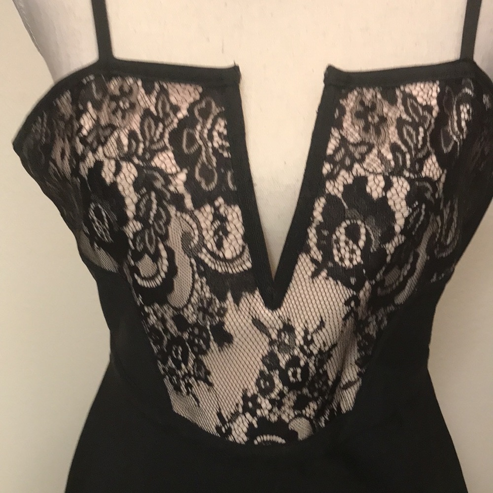 Windsor laced V-neck dress - Picture 2 of 6